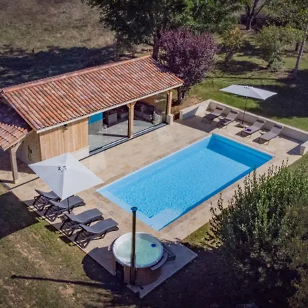 Lovely 8 Persons House In Ferienhaus Alles-Sur-Dordogne